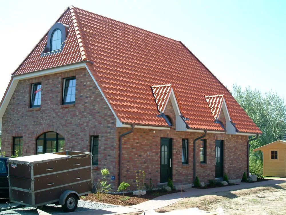 Doppelhaus mit Krüppelwalm und kleinem Eingangsgiebel