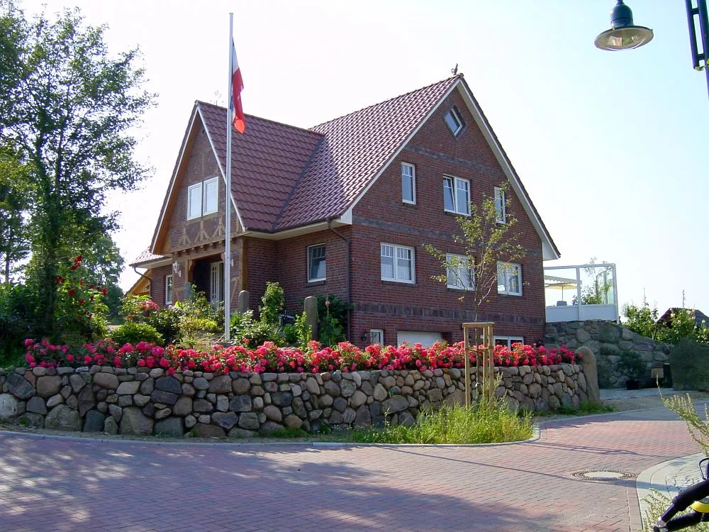 Großes Einfamilienhaus mit Fachwerk-Eingangsbereich